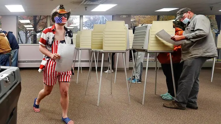 Varias personas votan de manera anticipada en un colegio electoral de Ravenna, Ohio (Estados Unidos), el pasado 29 de octubre.  EFE