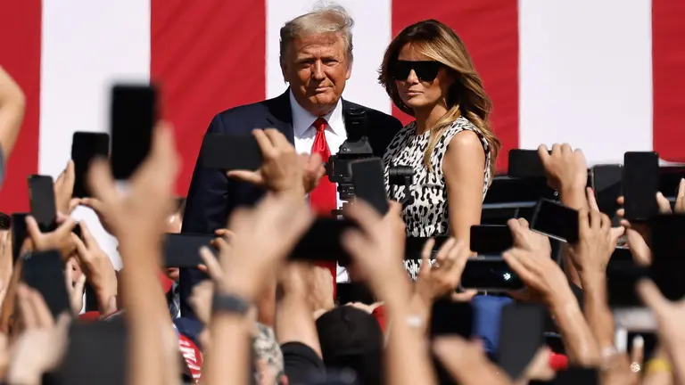 Donal y Melania Trump en uno de sus actos de campa&ntilde;a. EFE