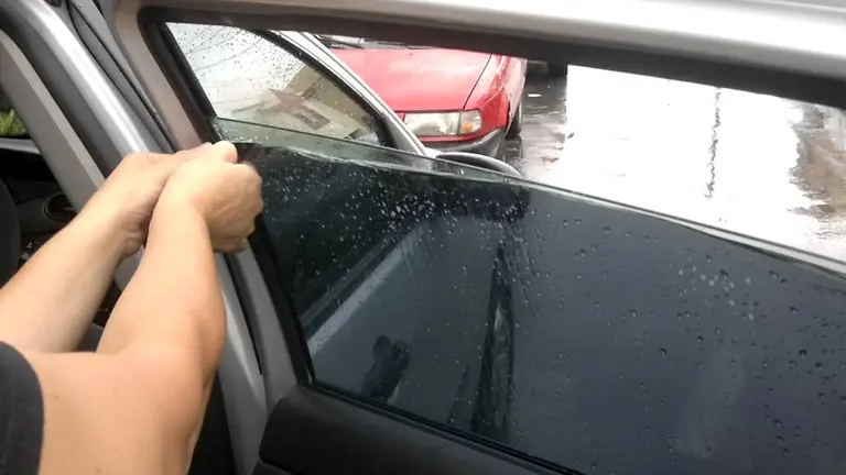 Imagen referencial de vidrios raybanizados en un veh&iacute;culo. MENDOZAPOST