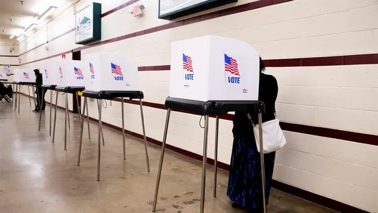 Ciudadana estadounidense emitiendo su voto. EFE