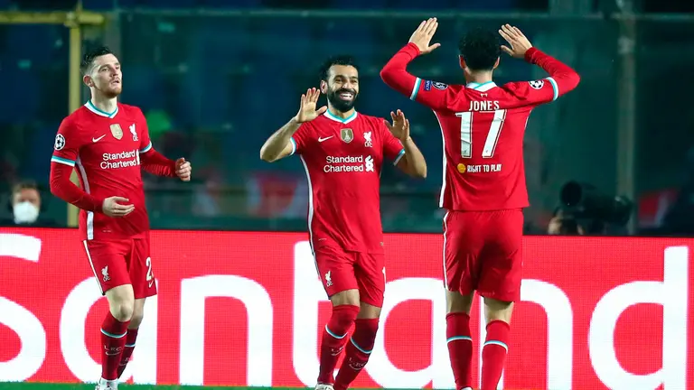 Mohamed Salah (C) de Liverpool se jubila después de anotar el 0-3 durante el partido de fútbol del Grupo D de la Liga de Campeones de la UEFA Atalanta BC vs Liverpool. EFE