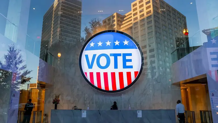 Un letrero electr&oacute;nico en el vest&iacute;bulo de un edificio de oficinas del centro insta a los ciudadanos a votar en las elecciones presidenciales hoy, en Atlanta, Georgia. EFE