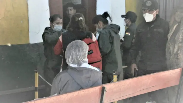 Familiares de privados de libertad dejan víveres en la cárcel San Sebastián (varones). Matías Suárez 