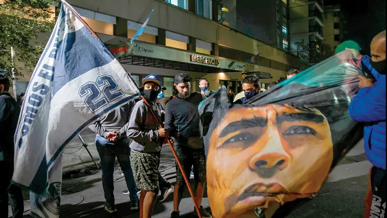 Fanáticos aguardan impacientemente las noticias sobre Maradona. EFE
