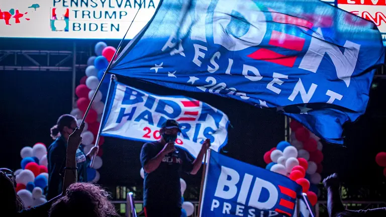 Simpatizantes del ex vicepresidente y candidato dem&oacute;crata a la presidencia, Joe Biden, ondean banderas y muestran su apoyo este martes mientras esperan los resultados de las elecciones en el Centro de Convenciones Mana Wynwood, en Miami, Florida (EEUU).