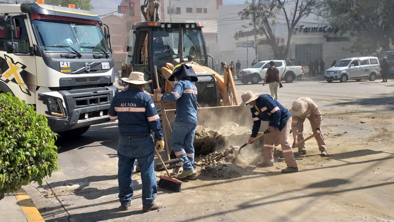 Personal de la Alcald&iacute;a procede a retirar escombros en los puntos de bloqueo en la avenida Am&eacute;rica. MAT&Iacute;AS SU&Aacute;REZ
