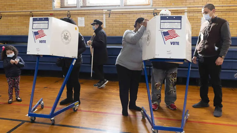 Ciudadanos votando en un recinto electoral en las elecciones en Estados Unidos. EFE