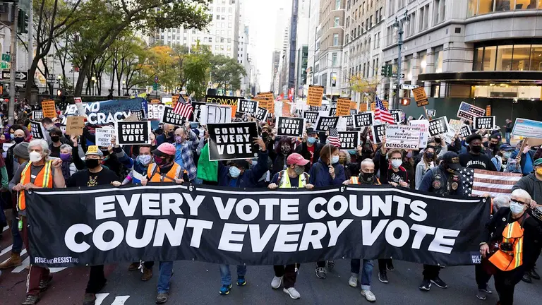 Los manifestantes marchan en la Quinta Avenida durante un mitin para garantizar que cada boleta se cuente en las elecciones presidenciales de 2020 en Nueva York. EFE