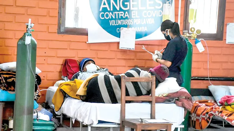 Un paciente con coronavirus intubado es atendido por enfermeras. Dico SolÍs 