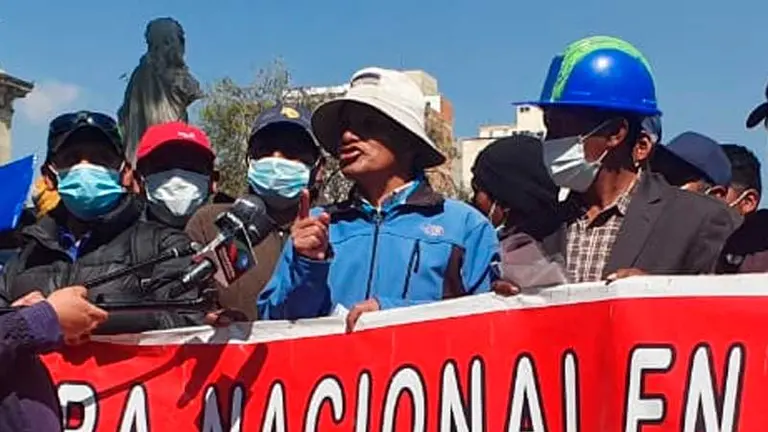 El dirigente Amaru en declaraciones a la prensa. ERBOL