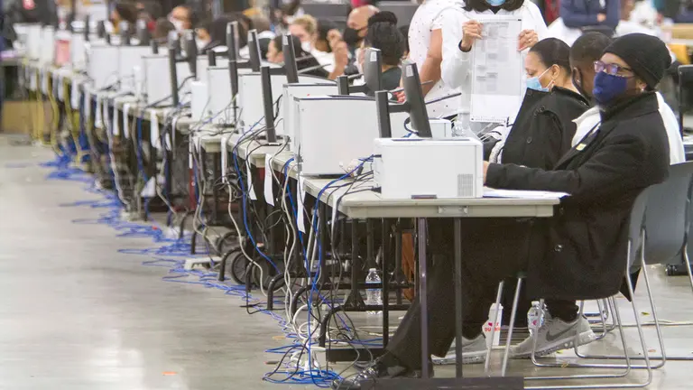 Mesas de recuento electoral para las elecciones de Estados Unidos. EFE