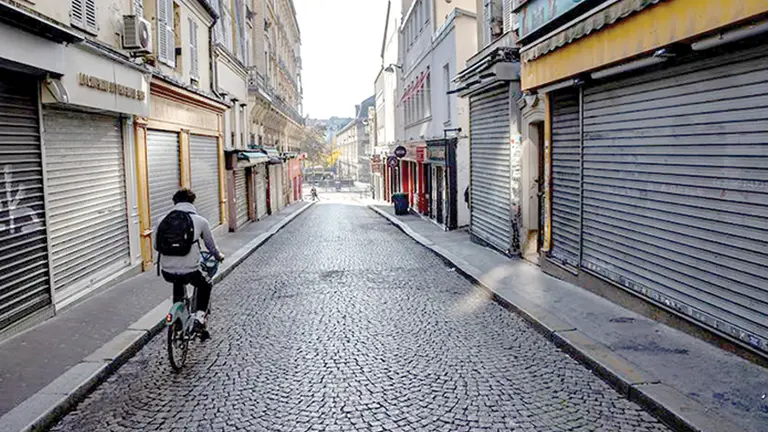 Una calle vacía en la capital parisina de Francia. efe