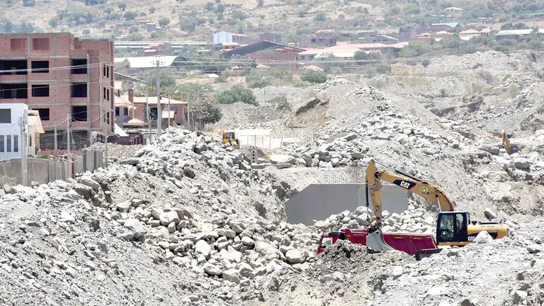 Los trabajos de dragado  en el río Taquiña, en Tiquipaya. NOÉ ORTUGAL