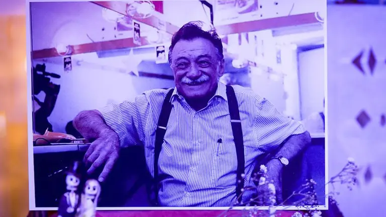 Un altar en homenaje al escritor uruguayo Mario Benedetti durante la conmemoración del Día de Muertos, en Montevideo. EFE