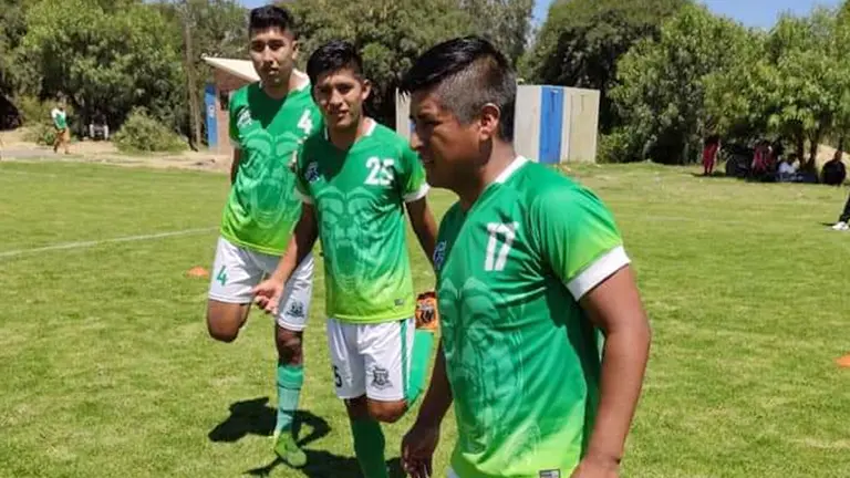Los jugadores de Tiquipaya realizan el trabajo de calentamiento muscular. ARCHIVO