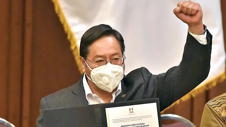 Luis Arce Catacora recibe su credencial de Presidente de Bolivia.	        APG