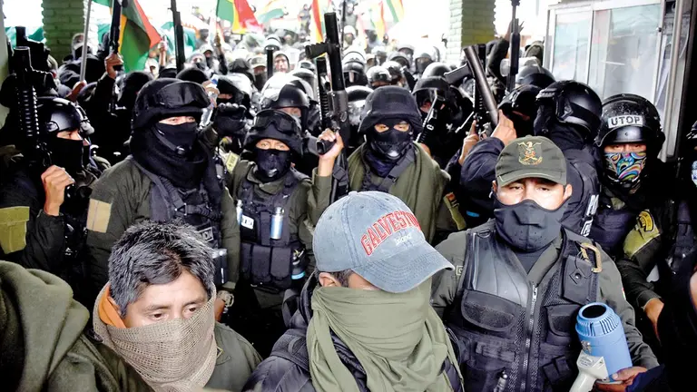 Efectivos se amotinan en la Unidad Táctica de Operaciones Policiales (UTOP) el 8 de noviembre de 2019, en Cochabamba. DICO SOL&Iacute;S