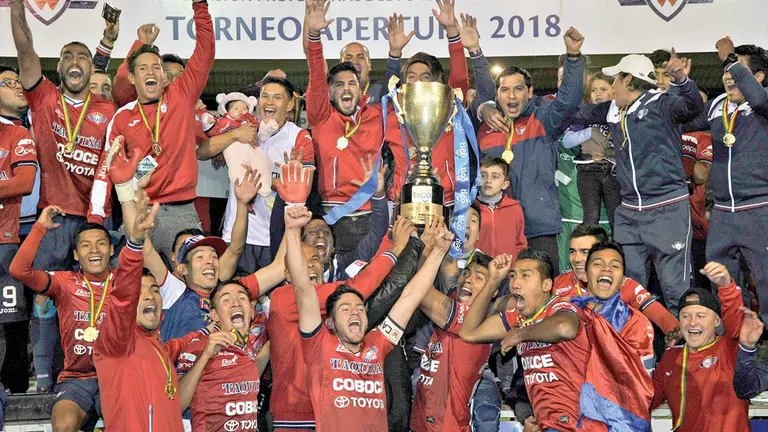El Menona (c) celebra junto a sus compañeros el título del torneo Clausura de 2018.          ARCHIVO