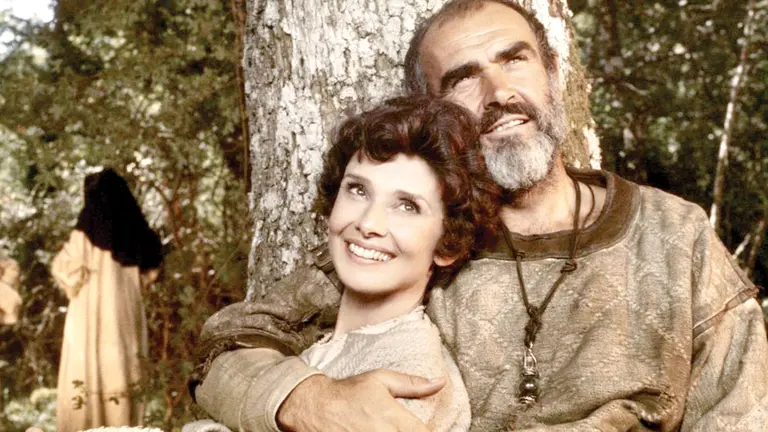 Sean Connery, en &lsquo;Robin y Marian&rsquo;, con Audrey Hepburn.       CORDON PRESS