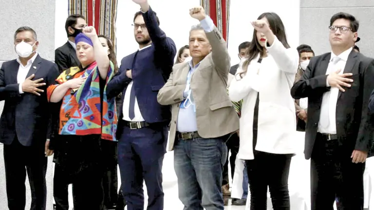 En el centro, el ministro de Defensa, Edmundo Novillo. A su lado, el jefe de la cartera de Gobierno, Carlos Eduardo del Castillo. ABI