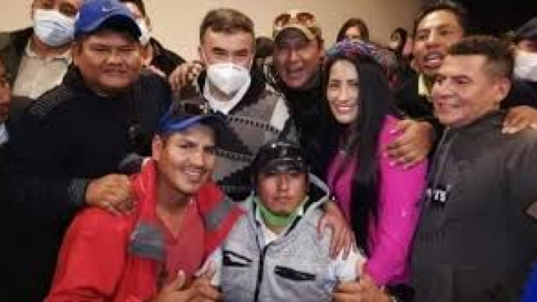 La imagen que se muestra de Quintana y Alanoca rodeados de afines al MAS. Redes sociales.