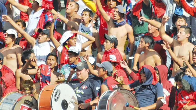 Hinchas de Wilster brindan su apoyo a los jugadores desde las gradas del Félix  Capriles. ARCHIVO