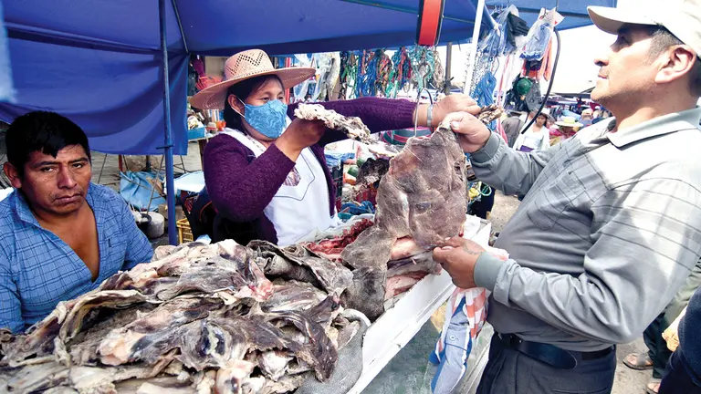 Vendedores ofrecen charque de llama en mercado del Valle Bajo. Noé Portugal