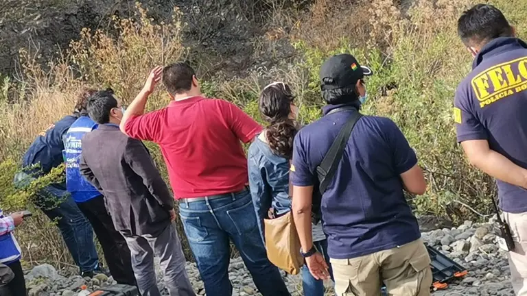 Investigadores realizan el levantamiento legal del cadáver del niño en Vinto. Agencia en Línea Bolivia 
