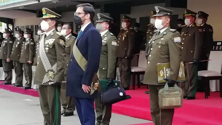 El ministro de Gobierno Eduardo del Castillo recibe el reconocimiento de la Polic&iacute;a.