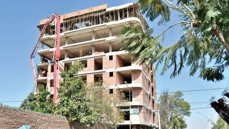 Un edificio en construcción en la ciudad de Cochabamba. Noé Portugal