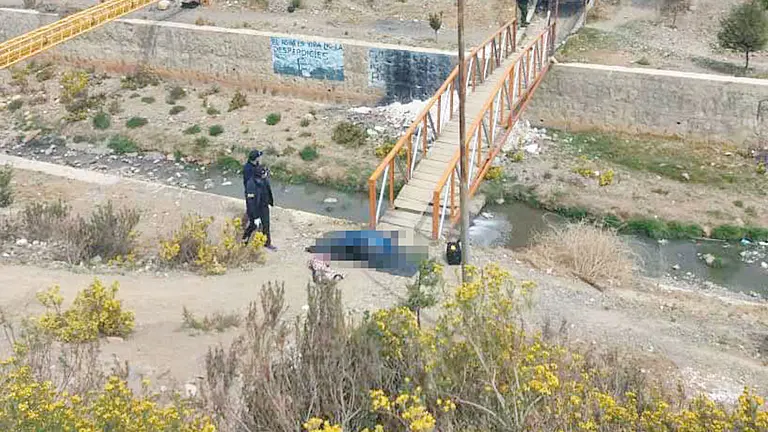 Policía realiza levantamiento legal del cadáver de un hombre a orillas del río Sek&rsquo;e, en El Alto. CortesÍa