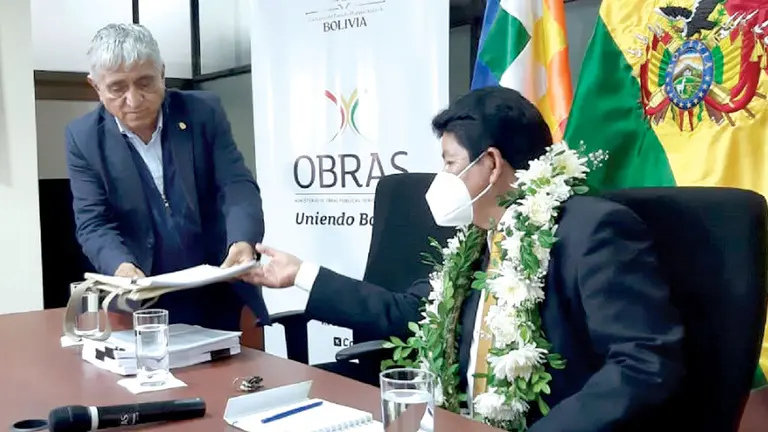 El ministro de Obras Públicas,  Edgar Montaño (d), recibe documentación de manos de su antecesor, Iván Arias. ABI