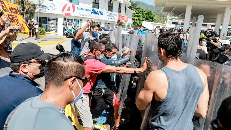 Miembros de la policía se enfrentan con manifestantes que bloquean las principales avenidas del puerto de Acapulco hoy, en el estado de Guerrero (México). EFE