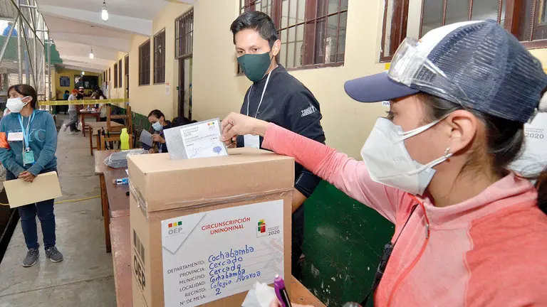 Una ciudadana emite su voto en las elecciones del 18 de octubre de 2020. NOÉ PORTUGAL