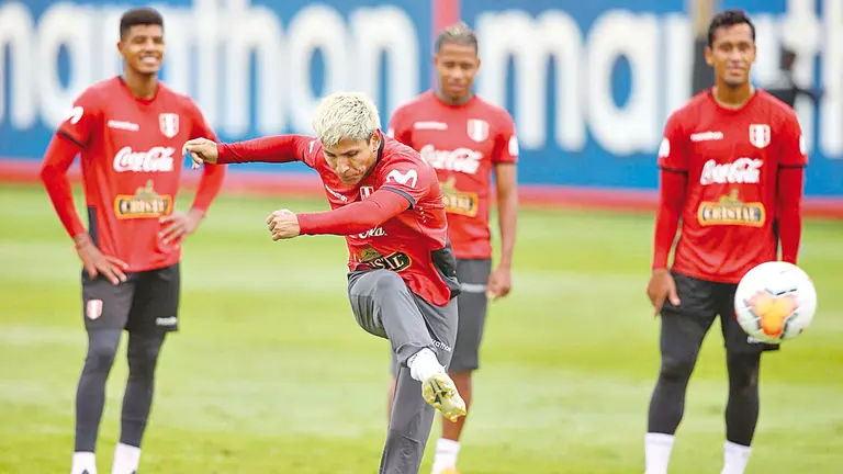 Una sesión de entrenamiento de los jugadores de Perú antes del compromiso. EFE