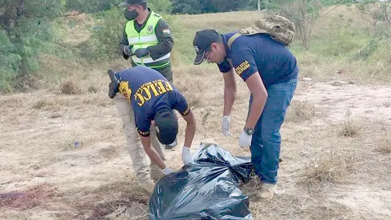 Policía realiza el levantamiento legal del cadáver del taxista en inmediaciones de la carretera Bioceánica, en Santa Cruz. Cortesía