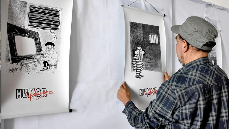 Una de las caricaturas de Yawar en el centro cultural Wara Wara. NOÉ PORTUGAL