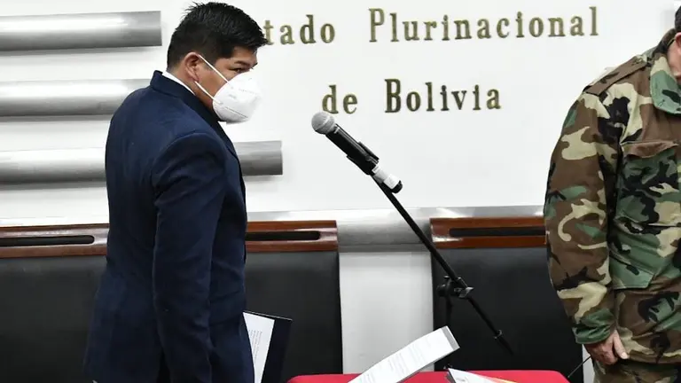 Jaime Mamani Esp&iacute;ndola sale luego de ser posesionado. APG