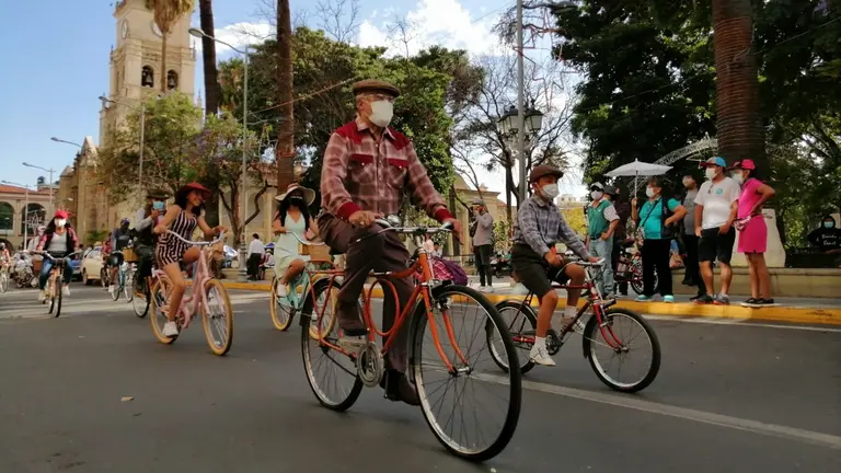 Ciclistas participan de la primera caravana de bicicletas cl&aacute;sicas en Cochabamba. BRENDA MOLINA