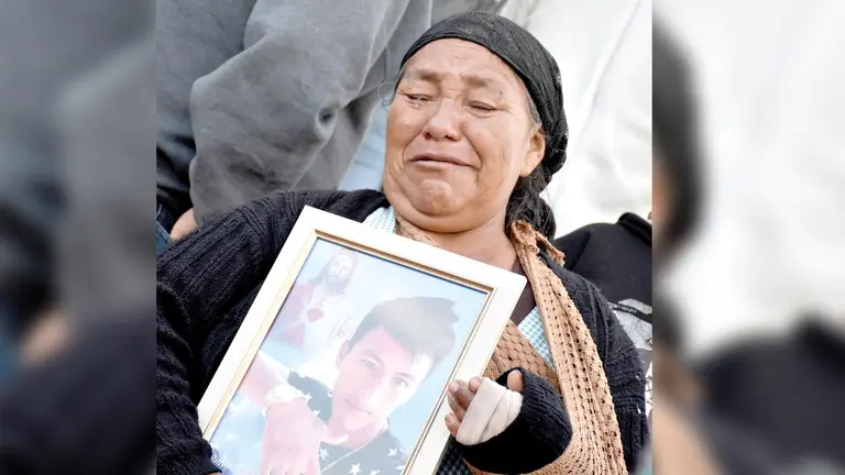 Gregoria Siles sostiene la foto de su hijo Omar Calle, en diciembre de 2019.      DICO SOLÍS