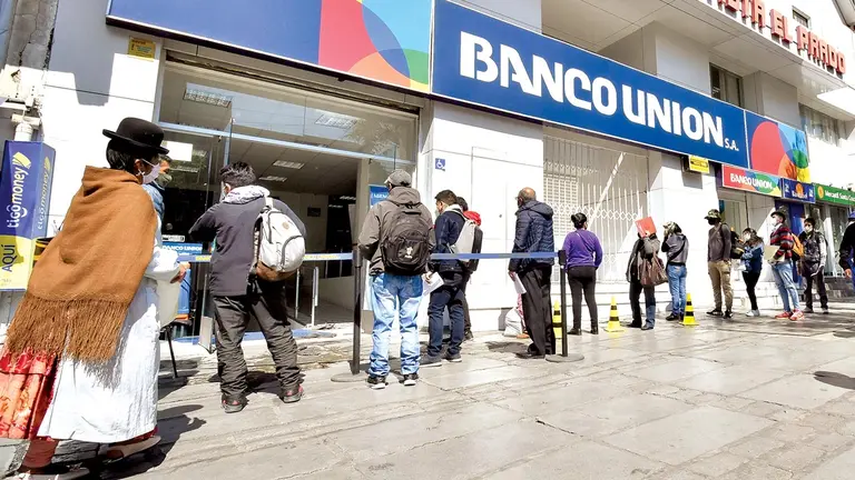Personas haciendo filas en las entidades bancarias para realizar cobros.	      APG