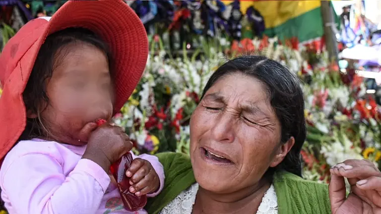 Una mujer recuerda a un familiar ca&iacute;do durante los conflictos de 2019, en Sacaba. Dico Sol&iacute;s