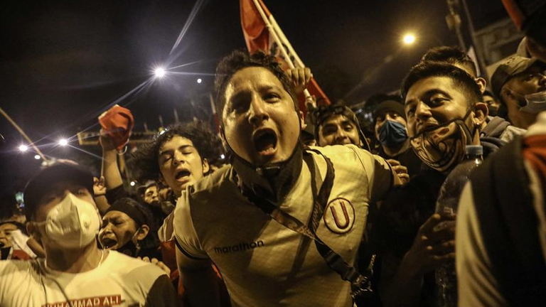 J&oacute;venes festejan la renuncia de Manuel Merino a la presidencia del Per&uacute;. EFE