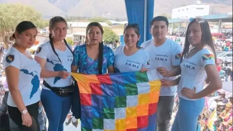 Noem&iacute; Meneses (c), durante un acto de bienvenida para Evo Morales en el Tr&oacute;pico. Detr&aacute;s de la Verdad