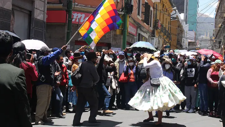 La gente baila con la m&uacute;sica con la que Federacion Departamental de Bandas protesta en puertas del exministerio de Culturas. Peter Luna
