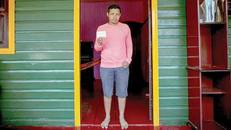 Un habitante de Amapá, Brasil muestra su certificado de votación. EFE