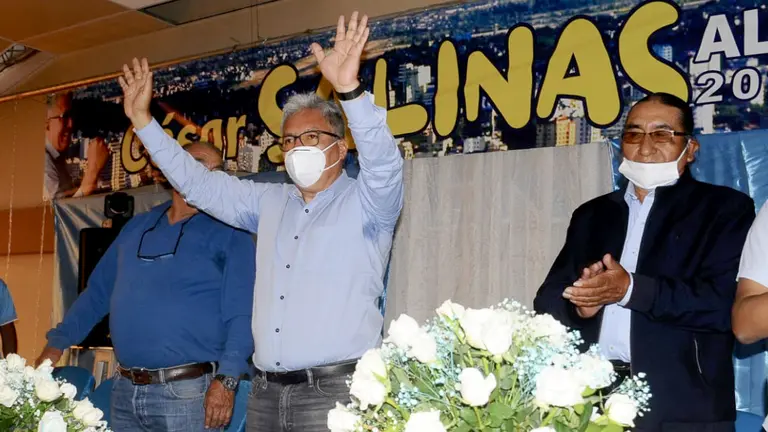 C&eacute;sar Salinas junto a Eliseo Rodr&iacute;guez durnate su presentaci&oacute;n como candidato a la alcald&iacute;a de Cochabamba. Foto: No&eacute; Portugal | Diario OPINI&Oacute;N