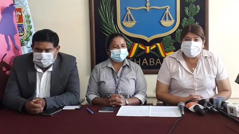 La gobernadora de Cochabamba, Esther Soria (d), en conferencia de prensa. OPINI&Oacute;N