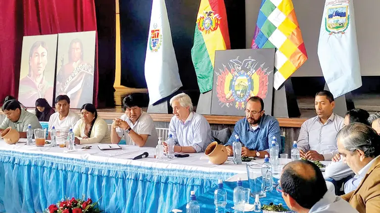 Evo Morales reunió en Colcapirhua con exautoridades, este jueves.