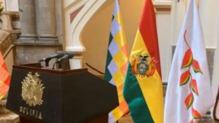Colocan la&nbsp;bandera&nbsp;de la Flor del&nbsp;Patuj&uacute;&nbsp;junto a&nbsp;la wiphala&nbsp;y la tricolor boliviana.